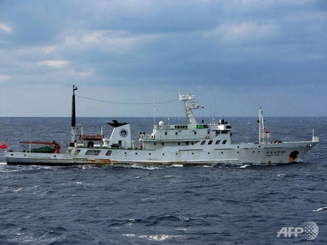 Tàu Hải giám Trung Quốc "tuần tra" trên Biển Đông. Hoàn Cầu cho rằng hành động của Hải giám trên Senkaku là lời cảnh báo đối với các bên tranh chấp trên Biển Đông.
